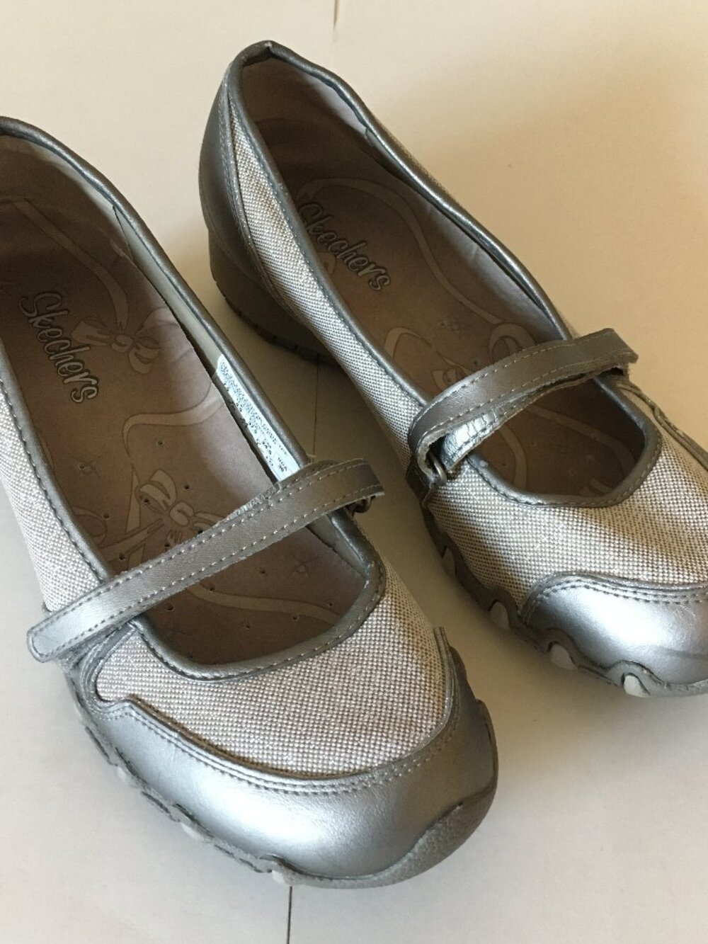 Skechers Mary Jane Shoes 7.5 Metallic Grey Pewter Beige Sparkle Sassies Leather